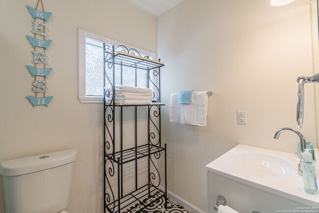 Building Photo - 207 W Hermine Blvd