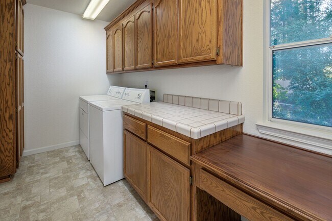 Building Photo - Spacious 3 Bedroom 2 Bathroom Home in Conv...