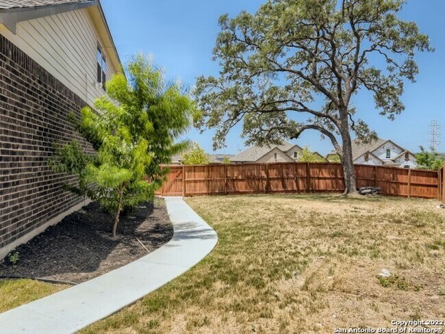 Building Photo - 5 Bedrooms with Tons of Indoor and Outdoor...