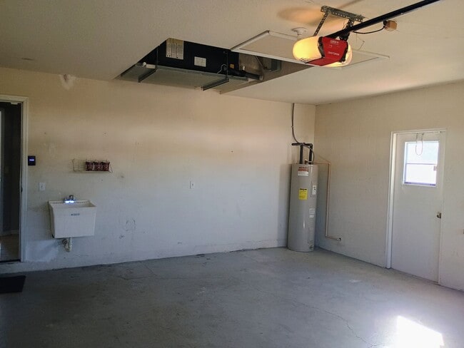 Building Photo - 3 bedroom 2 bathroom Fenced in yard