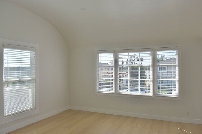 Building Photo - 1260 W 9th St
