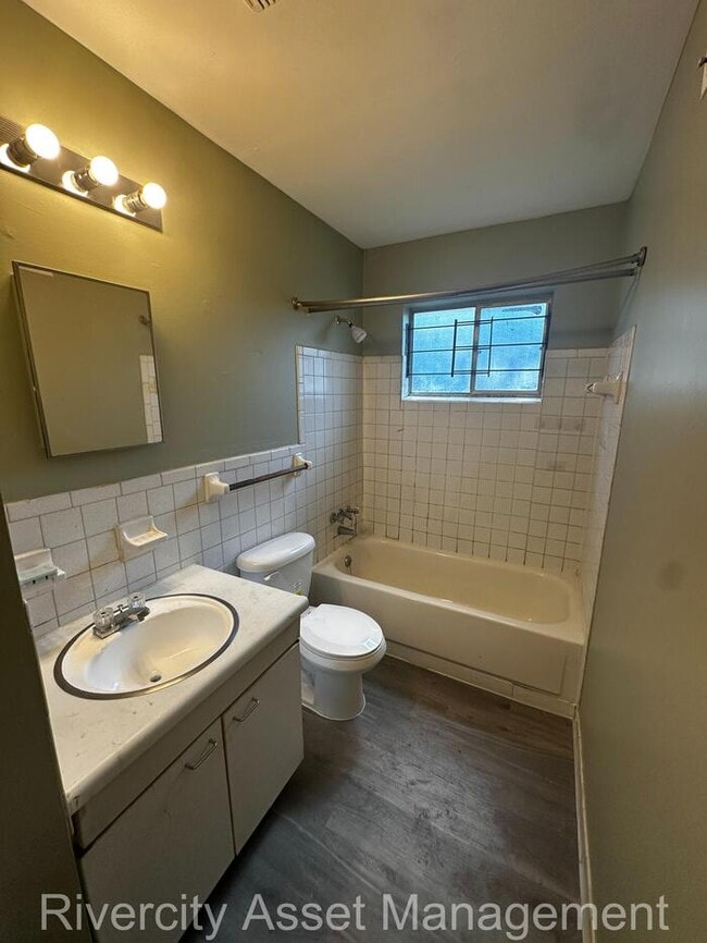 Building Photo - Charming Duplex Near University of Memphis...
