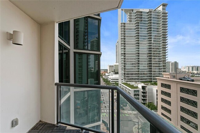 Building Photo - 1 Beach Dr SE