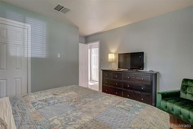Building Photo - 3124 S Vine Ct