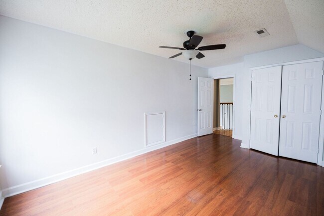 Building Photo - Spacious beautiful 5 bedroom 2.5 bath home...