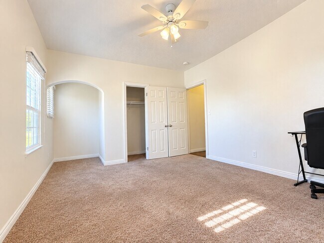 Building Photo - 3013 Somerset Dr