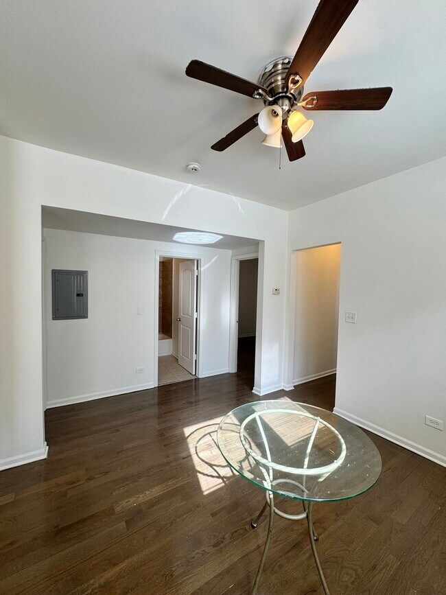 Building Photo - 1748 N Austin Ave