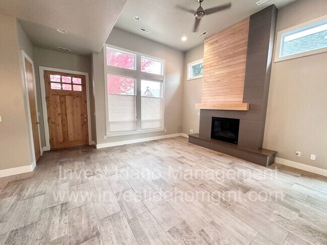 Building Photo - Rarely available in the most preferred River District! Available July 2026