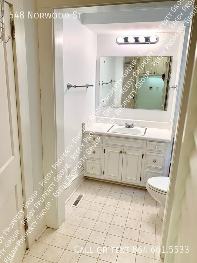 Building Photo - CONVERSE HEIGHTS! Premium location for thi...