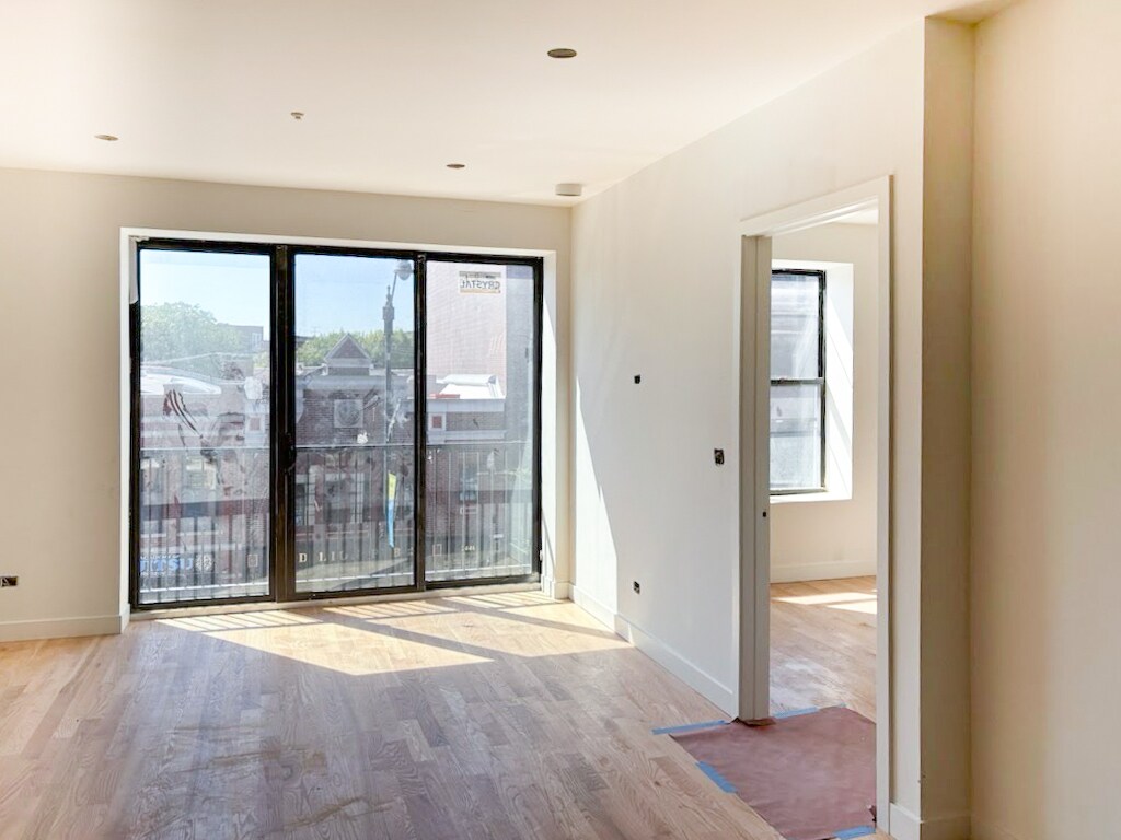 Building Photo - 2445 N Lincoln Ave
