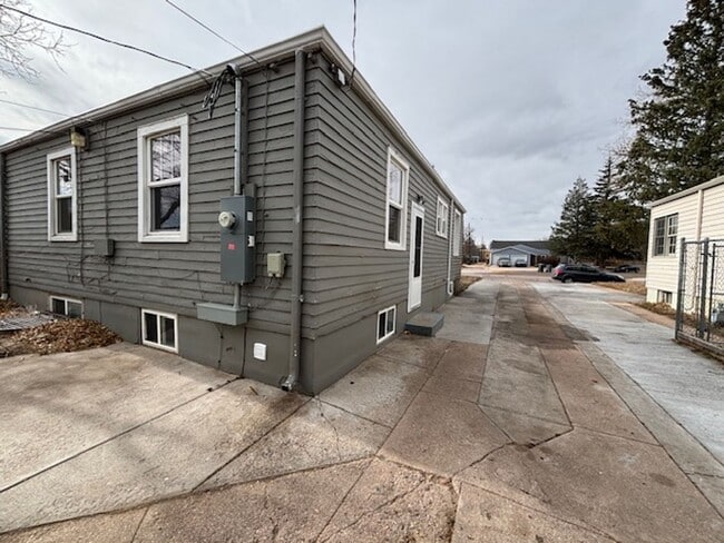 Building Photo - 4 Bedroom 2 Bath House by Frontier Park