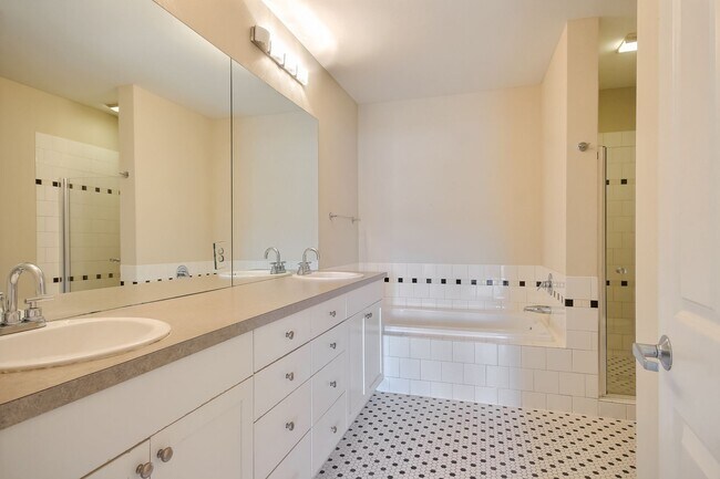 Building Photo - Views of Lake Union Gorgeous 2 bedroom with 2 decks