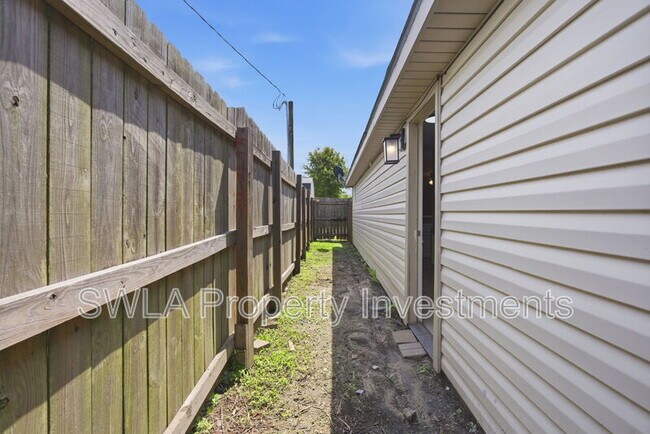 Building Photo - 7645 Ling Rd