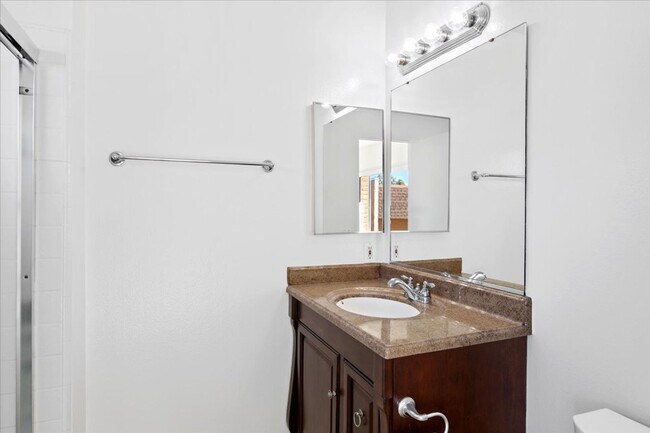 Building Photo - Escondido 2 bed 2.5 bath condo for lease