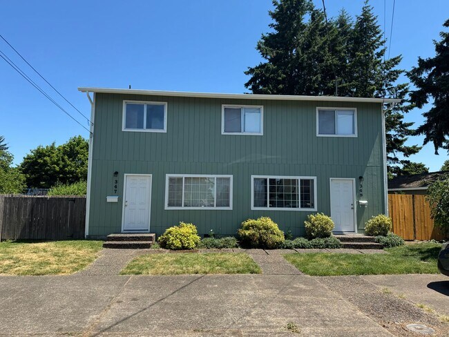 Primary Photo - Beautiful 3 Bed /1.5 Bath Townhouse in Albany