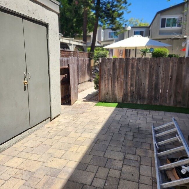 Building Photo - Tierrasanta 4 bedroom 2.5 bath townhouse w...