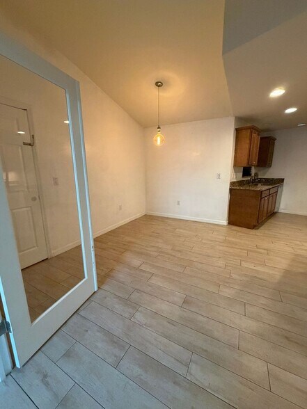 Building Photo - 502 W 9th St