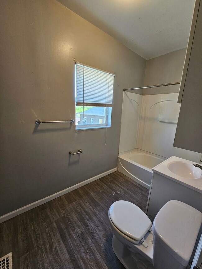 Building Photo - 1112 12th St.