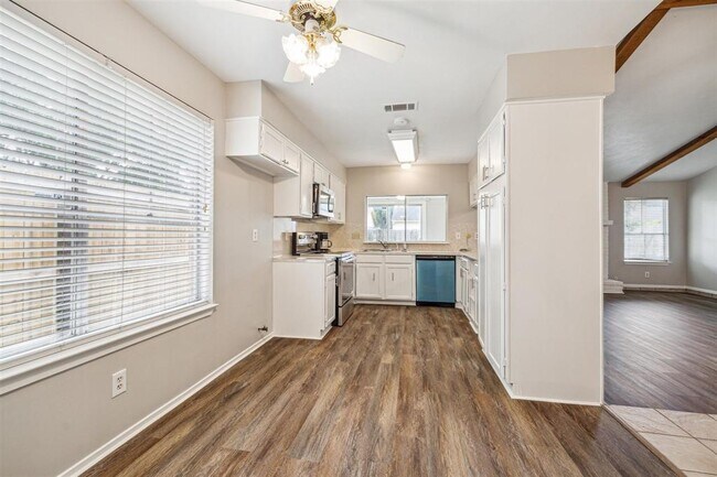 Building Photo - 2039 Hilton Head Dr