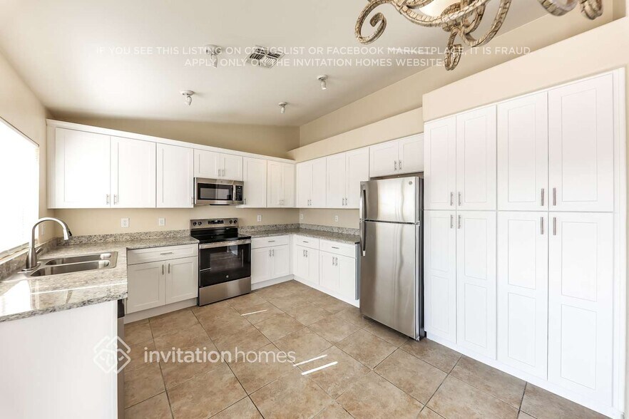 Building Photo - 6615 N 77th Dr