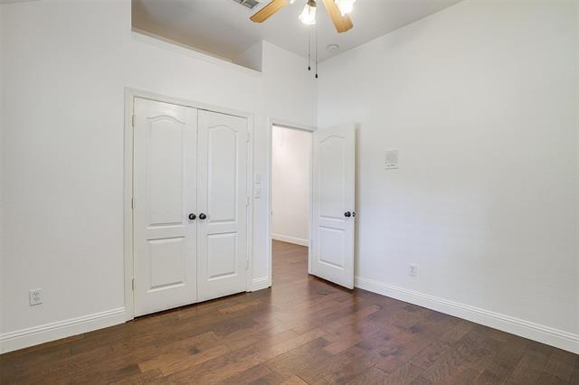 Building Photo - 704 Red Oak Ct