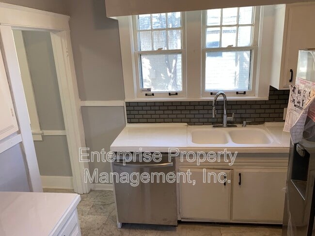 Building Photo - 414 N Willett St