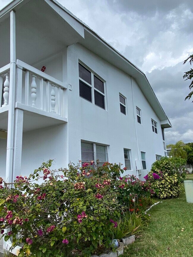 Building Photo - 72 Newport D