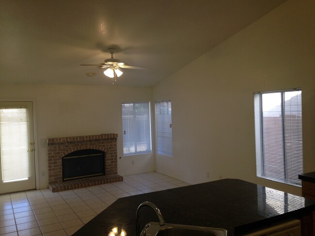 Building Photo - Chandler 4 Bed, 2 Bath Single Level Home w...