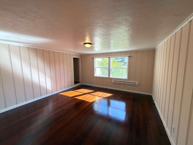 Building Photo - UPDATED BRIGHT 2000sf 4BR/2BA Monterey Hei...