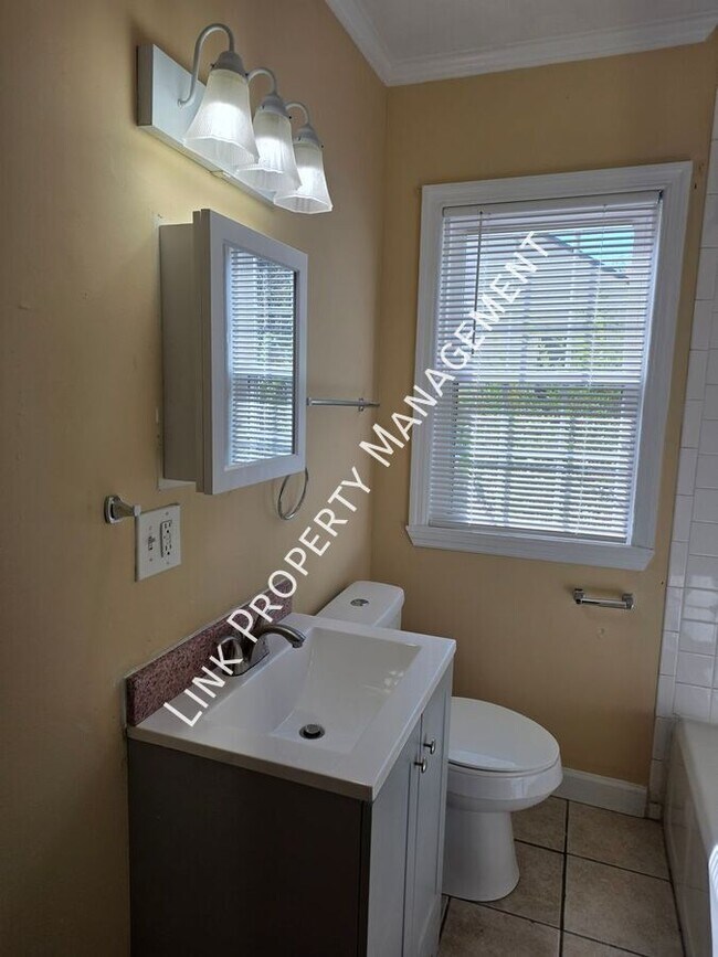 Building Photo - 129 N Moore Rd