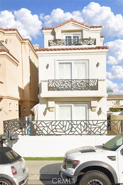 Building Photo - 211 Chicago