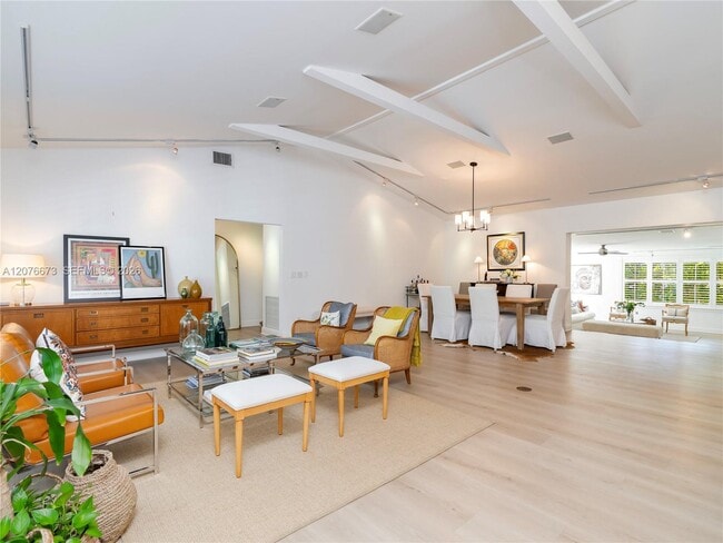 Building Photo - 5510 San Vicente St