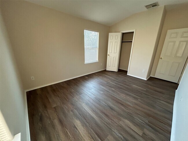 Building Photo - 707 Kiley Dr