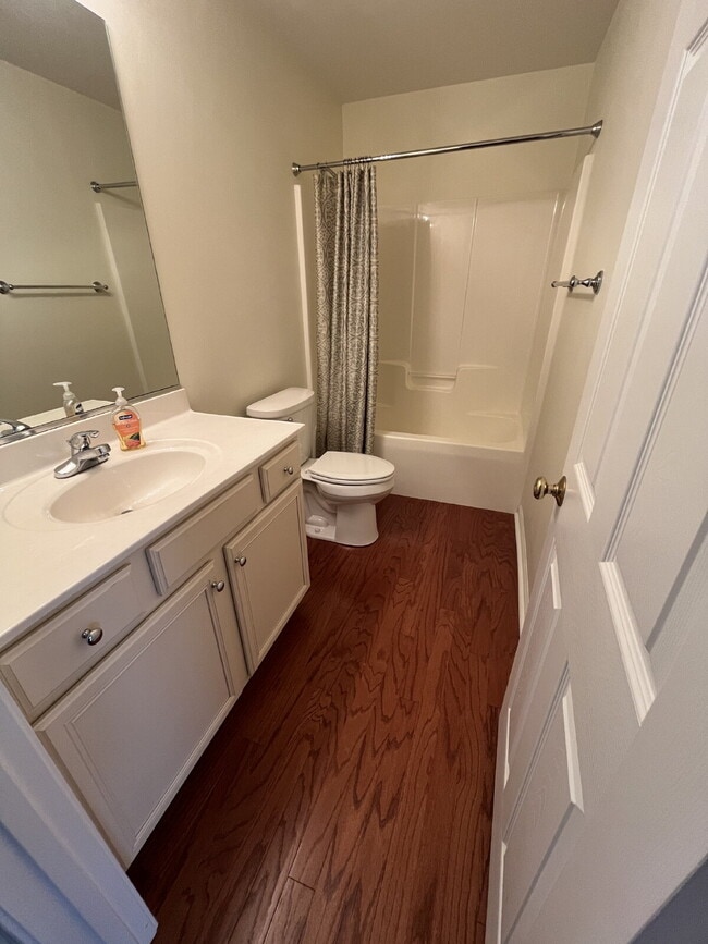 Building Photo - "Charming 3-Bed Townhouse with Granite Tou...