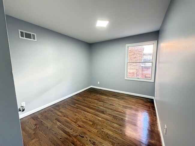 Building Photo - 384 Summit Ave