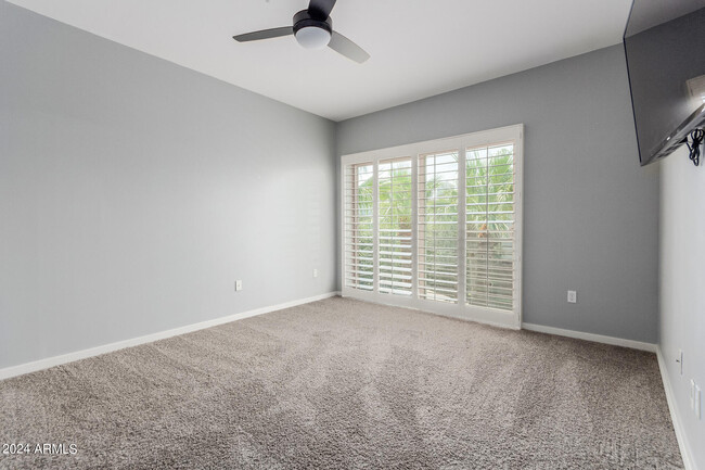 Building Photo - 525 W Lakeside Dr
