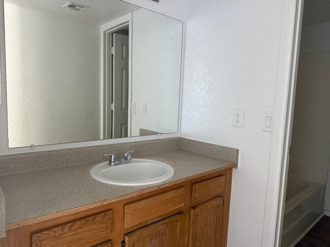 Building Photo - 2 Bedroom Phx. Condo