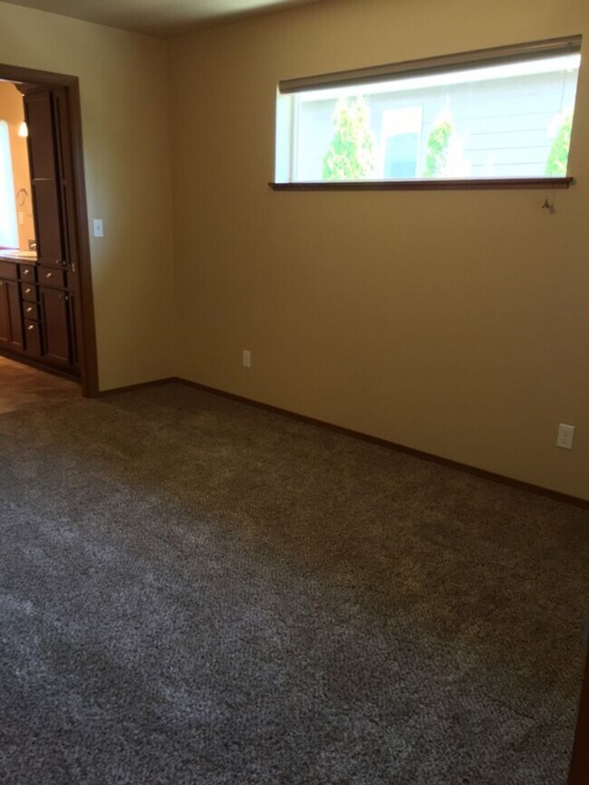 Building Photo - 1737 Stremler Dr