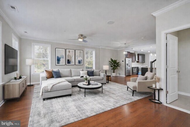 Building Photo - 412 Woodcrest Dr SE
