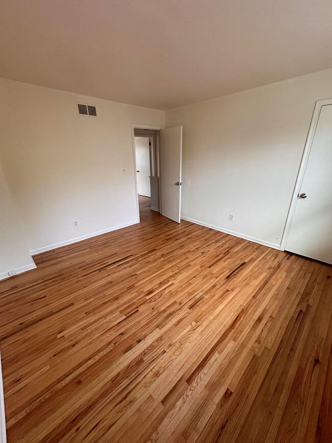 spare bedroom w/ closet - 163 S 4th Ave