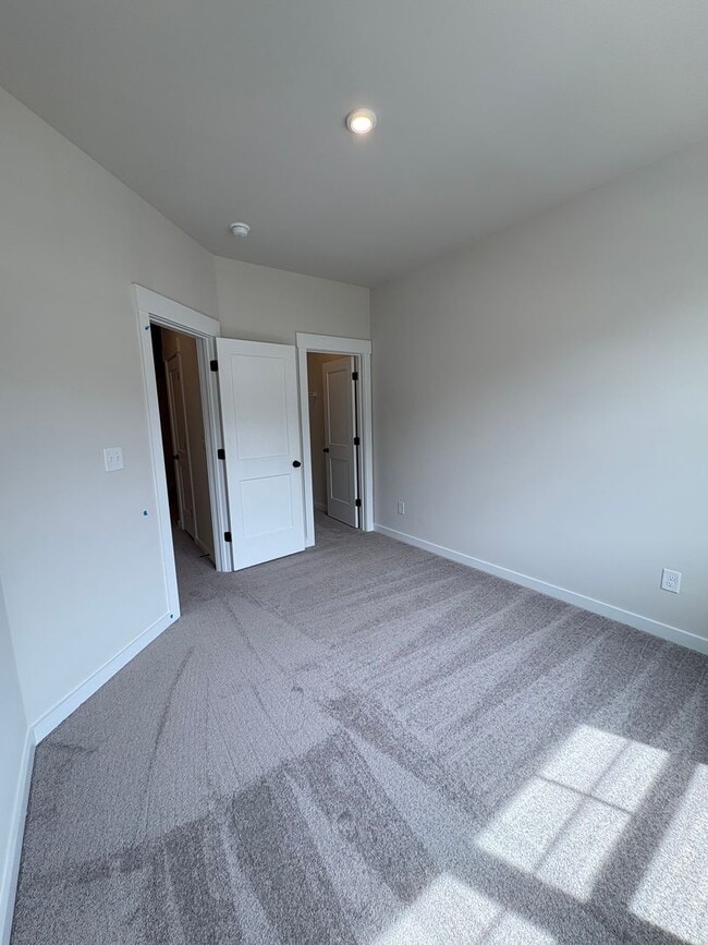 Building Photo - Beautiful End Unit Townhome in Griffith Lakes
