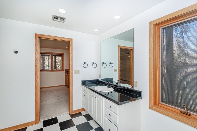 Building Photo - 1424 Bradford Dr