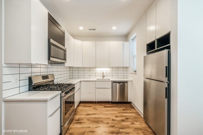 Building Photo - 325 E 44th St