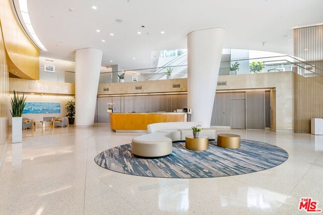Building Photo - 13600 Marina Pointe Dr
