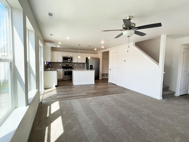 Building Photo - Bright and spacious 4 Bedroom 2.5 Bath hom...