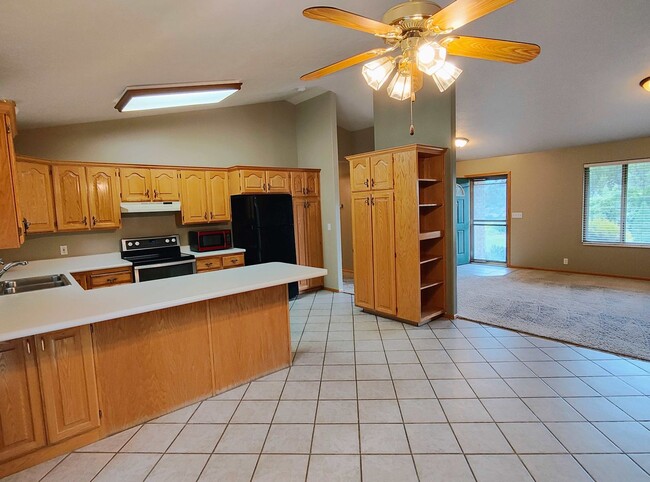 Building Photo - 5 BD 3 BA 2900 sq ft HOME IN DRAPER.