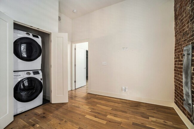 Building Photo - Modern 1 Bedroom, 1 Bath Apartment Home  L...