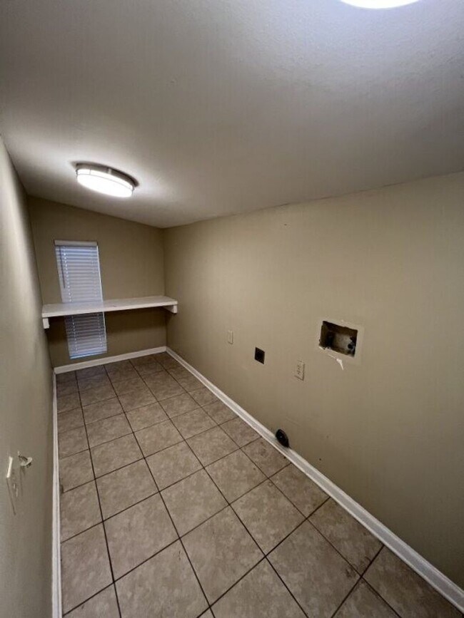 Building Photo - 3280 Crestaire Dr