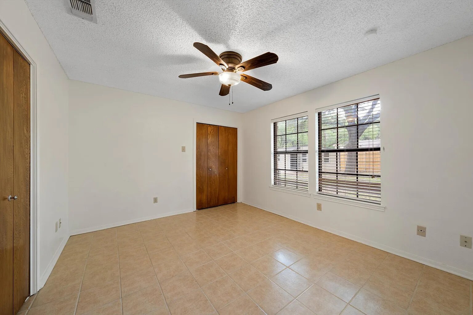 Building Photo - 273 Leafy Hollow Ln