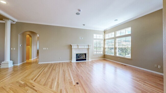 Building Photo - Gorgeous Home with private yards, large de...